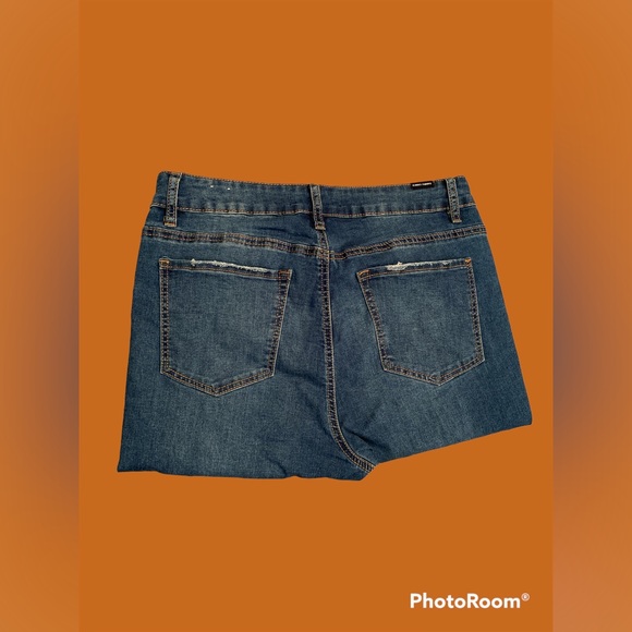 Almost Famous - Picture 3 of 4